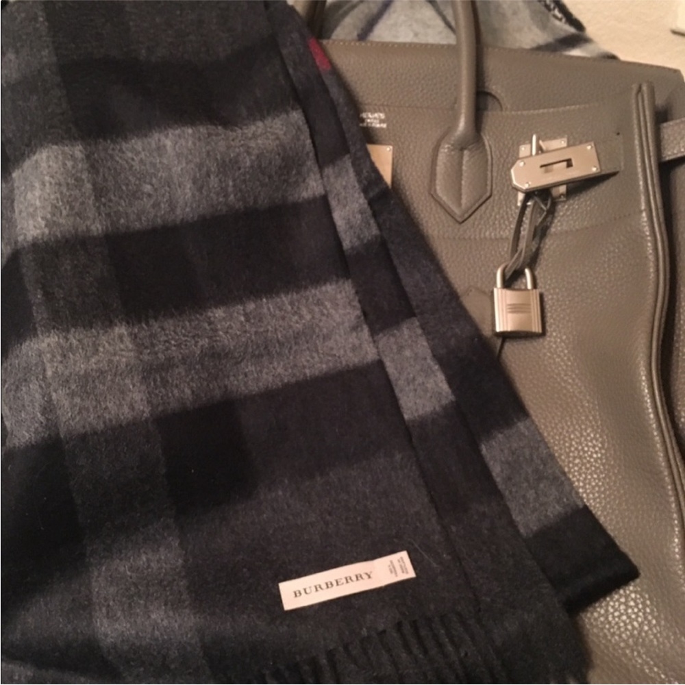 BURBERRY SCARF SALE - Picture 3 of 16